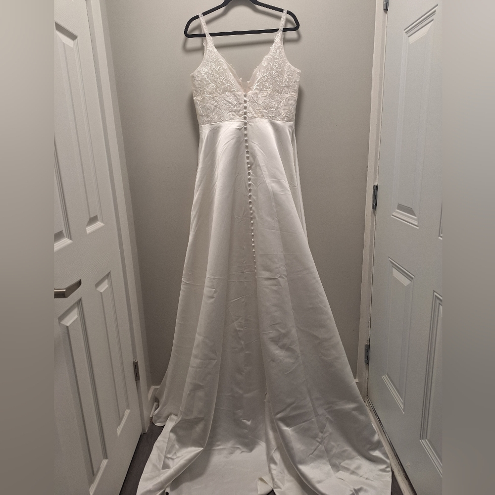 Wedding Dress | V Neck Lace Top Satin A Line | Size 14 (Street 8/10) | Ivory